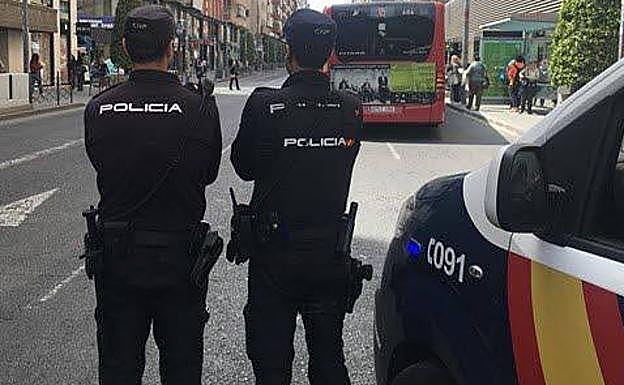 Una mujer arranca de un mordisco parte del labio a su pareja cuando él iba a darle un beso en Valencia