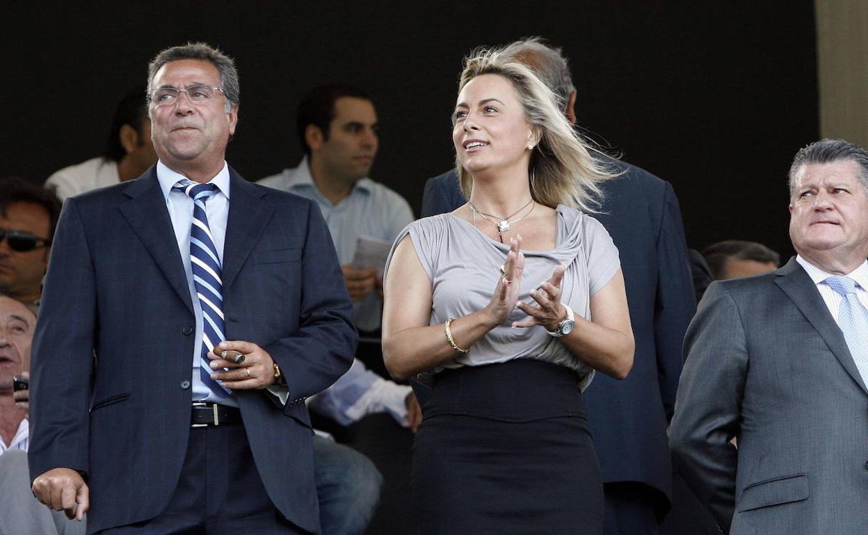 Ortiz y Castedo, en el palco del estadio Rico Pérez, junto al vicepresidente del Hércules, Botella. 