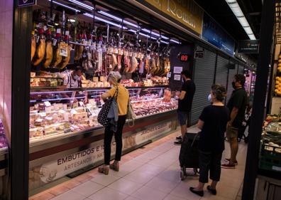 Imagen secundaria 1 - Javier Álvarez, en su frutería. Un puesto del mercado de Vallecas. Víctor Mendoza.