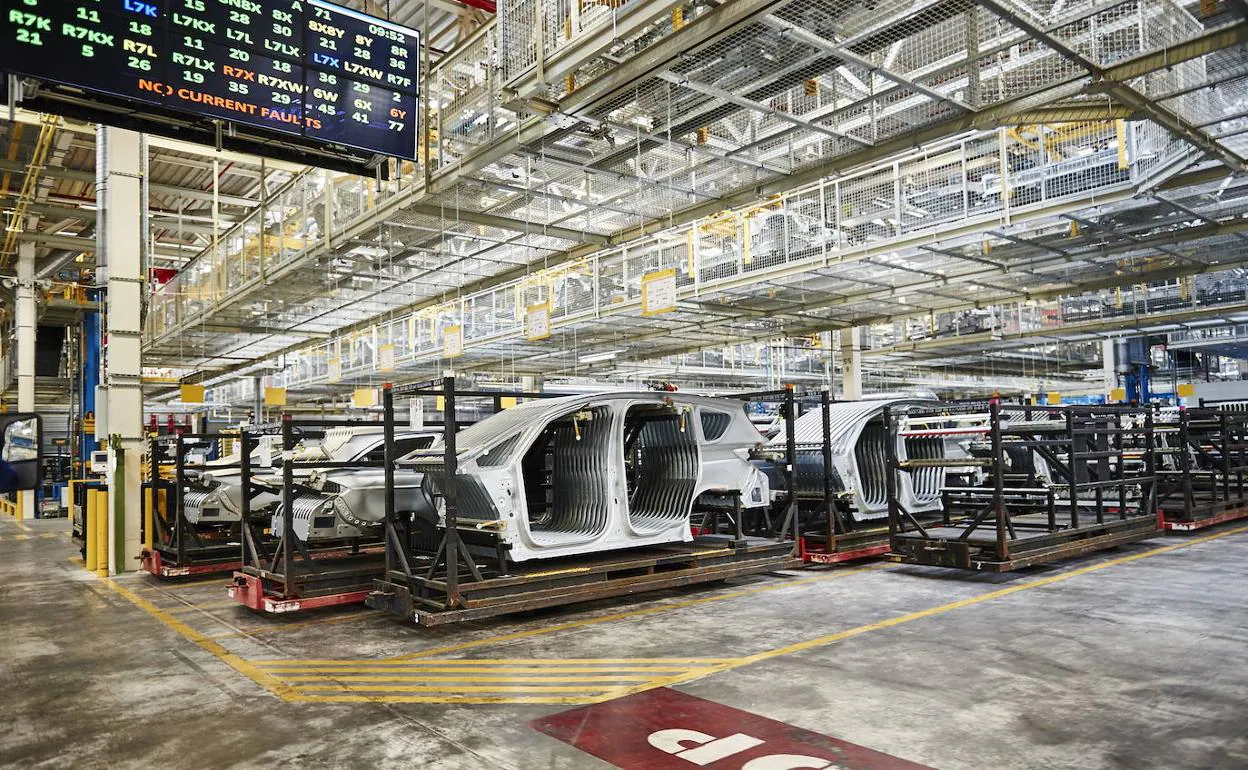 Piezas de vehículos Ford preparadas para el ensamblaje en la factoría de Almussafes.