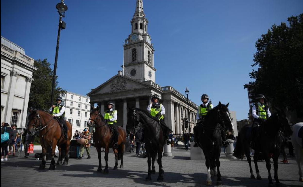 Policías en las calles de Londres. 