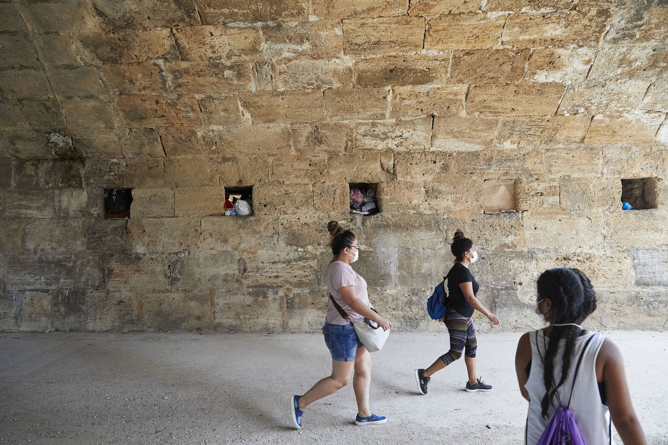 Jardín del Turia. Círculo de la Defensa del Patrimonio y vecinos del Tramo IX exigen un mantenimiento para evitar que los matorrales dañen los pretiles y pasarelas históricas 