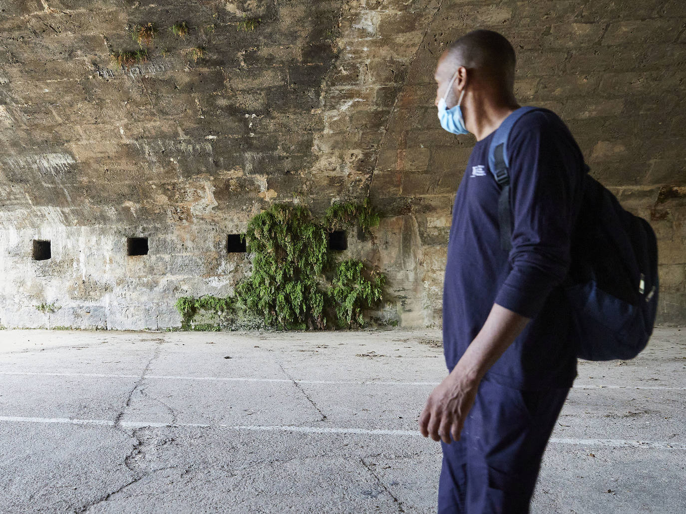 Jardín del Turia. Círculo de la Defensa del Patrimonio y vecinos del Tramo IX exigen un mantenimiento para evitar que los matorrales dañen los pretiles y pasarelas históricas 