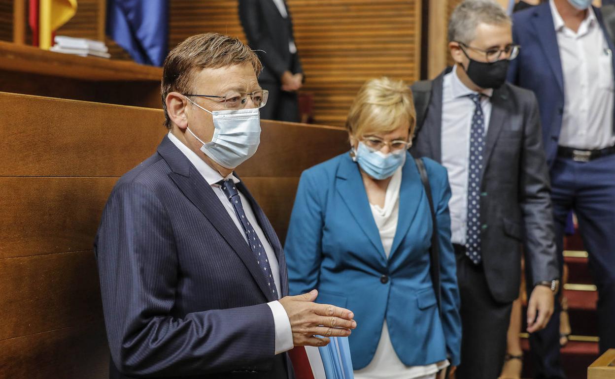 El presidente de la Generalitat, Ximo Puig, junto a la consellera Barceló, hoy en Les Corts