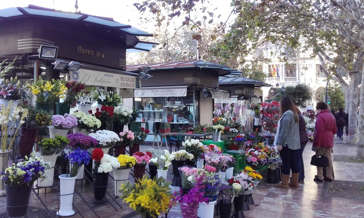 Puestos de venta de flores de la Plaza del Ayuntamiento. lp