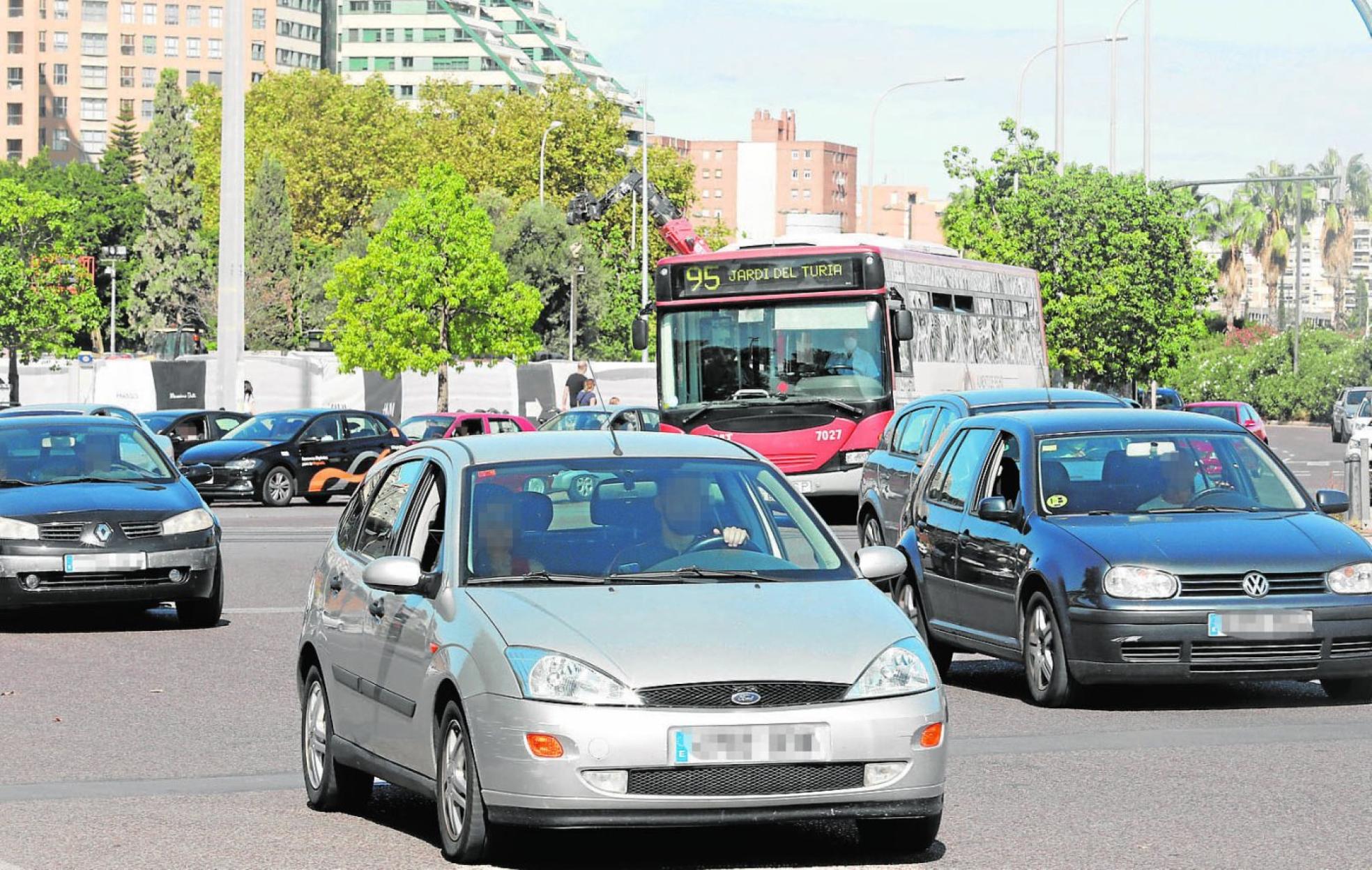 Varios coches y un autobús circulan por la rotonda de El Saler, ayer. irene marsilla