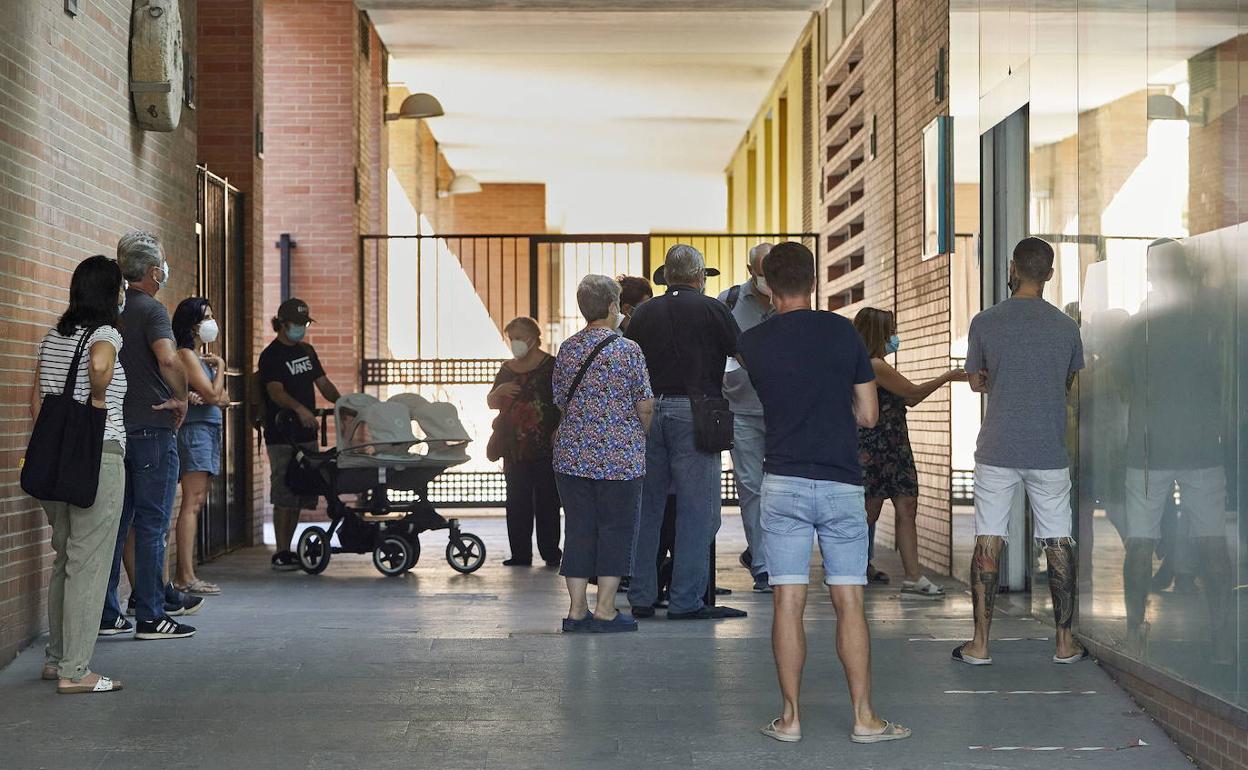 Usuarios esperan a las puertas de un centro de salud valenciano.