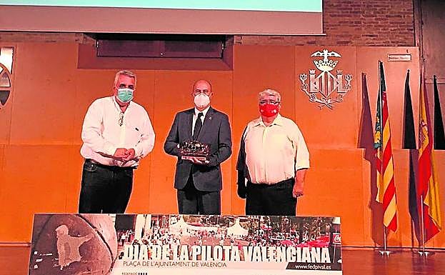 El alcalde, Paco Gómez, recoge la distinción