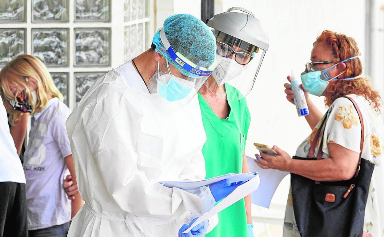 Personal sanitario durante una toma de muestras para realizar pruebas PCR.