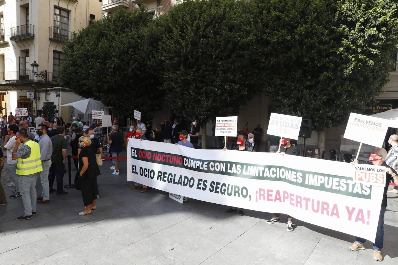 Concentración de hosteleros frente al Palau de la Generalitat