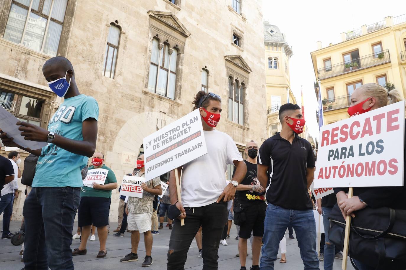 Concentración de hosteleros frente al Palau de la Generalitat