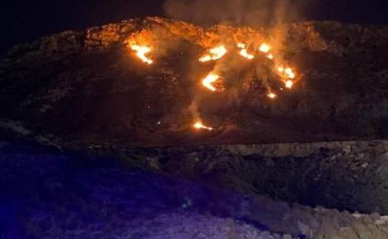 Extinguen un incendio en la cumbre de la sierra de Fontcalent de Alicante