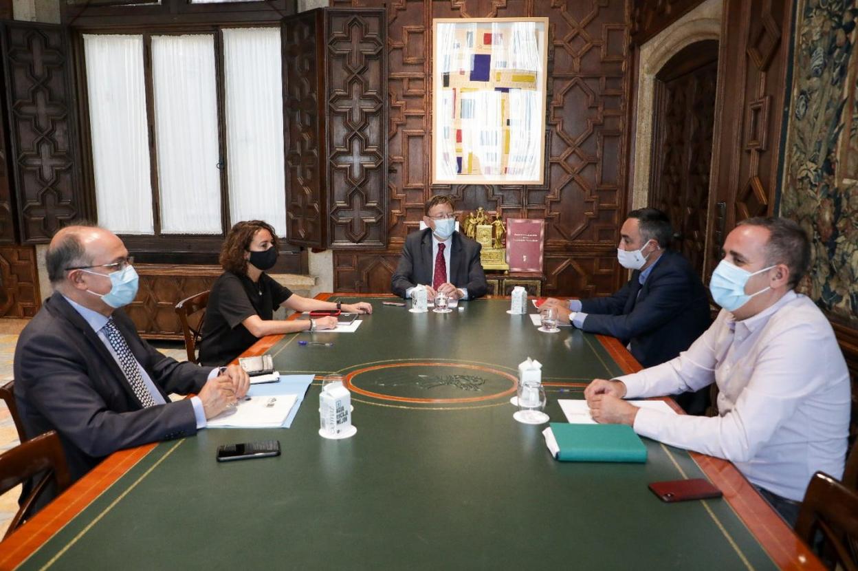 Puig, ayer, junto a los altos cargos que negocian fondos de la UE.lp