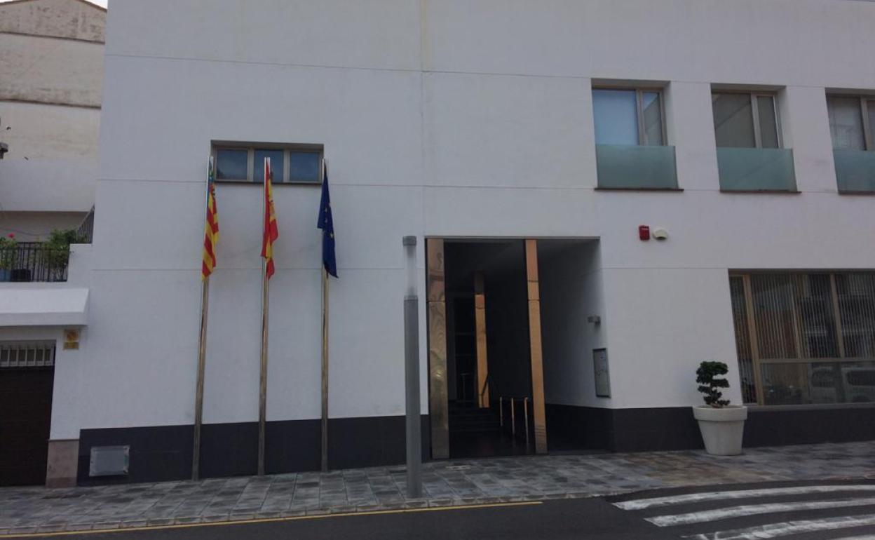 Acceso al Ayuntamiento de El Real de Gandia. 