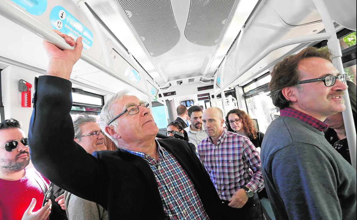 El autobús como símbolo. Para el equipo de Gobierno el bus siempre ha sido un símbolo de supolítica. En la imagen, Ribó y Grezzi en uno. 