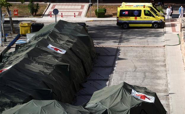 Tiendas de campaña militares en el Hospital Gómez Ulla de Madrid. 