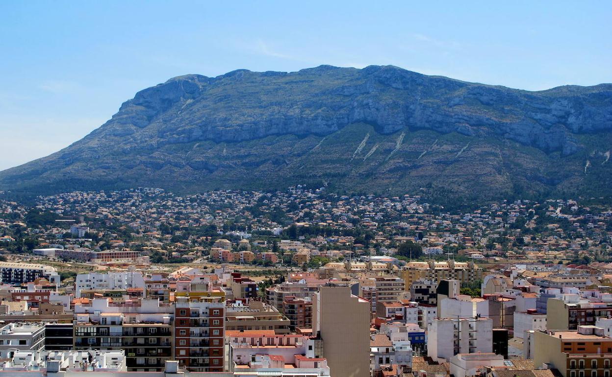 Los bomberos rescatan a un hombre de 60 años en el Montgó