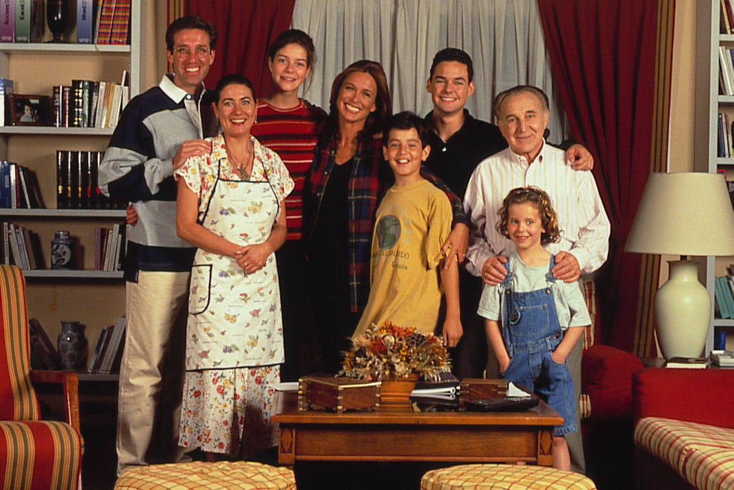 'Médico de familia' (Telecinco, 1995-1999) | Nueve temporadas y 119 episodios. La serie cuenta los problemas familiares, personales, y profesionales que le suceden a un joven médico, el doctor Nacho Martín, (Emilio Aragón); viudo con tres hijos -Chechu, María y Anita-; (Aarón Guerrero, Isabel Aboy y Marieta Bielsa); un sobrino adolescente a su cargo, Alberto, (Iván Santos); su padre, el señor Manolo (Pedro Peña)y su asistenta, Juani, (Luisa Martín). También está presente su cuñada, Alicia, (Lydia Bosch), con quien acaba casándose en segundas nupcias y teniendo mellizos (Elena y Manuel).