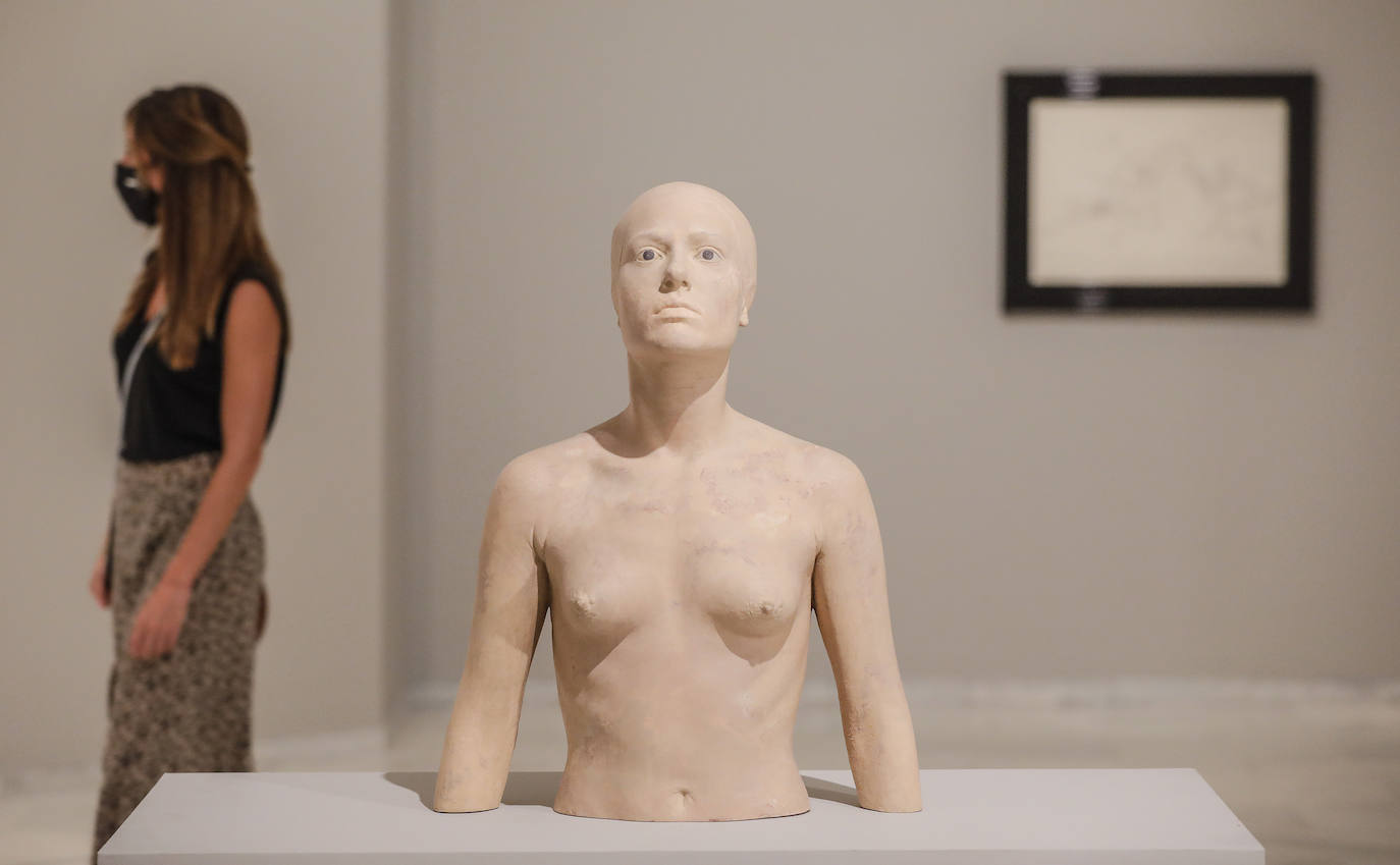 El artista de Tomelloso expone por primera vez con la pintora María Moreno, recientemente fallecida. La muestra aborda la belleza, el cuerpo humano, la gran ciudad, el interior doméstico, la mirada al mundo desde la ventana… 