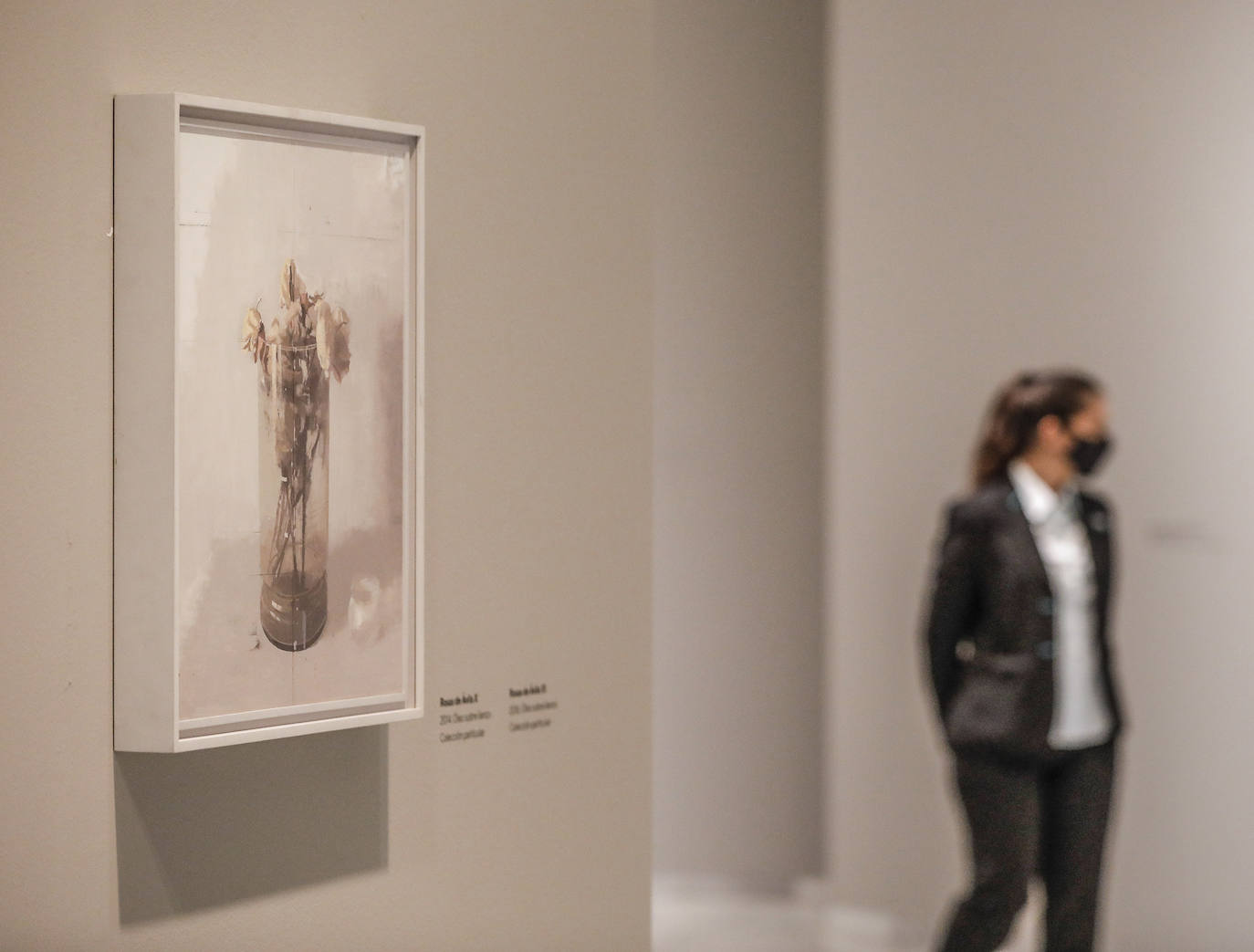 El artista de Tomelloso expone por primera vez con la pintora María Moreno, recientemente fallecida. La muestra aborda la belleza, el cuerpo humano, la gran ciudad, el interior doméstico, la mirada al mundo desde la ventana… 