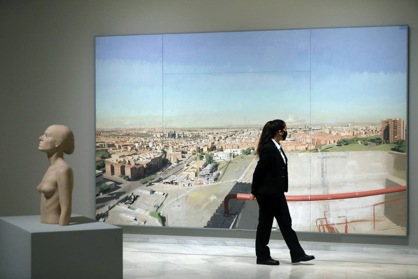 El artista de Tomelloso expone por primera vez con la pintora María Moreno, recientemente fallecida. La muestra aborda la belleza, el cuerpo humano, la gran ciudad, el interior doméstico, la mirada al mundo desde la ventana… 