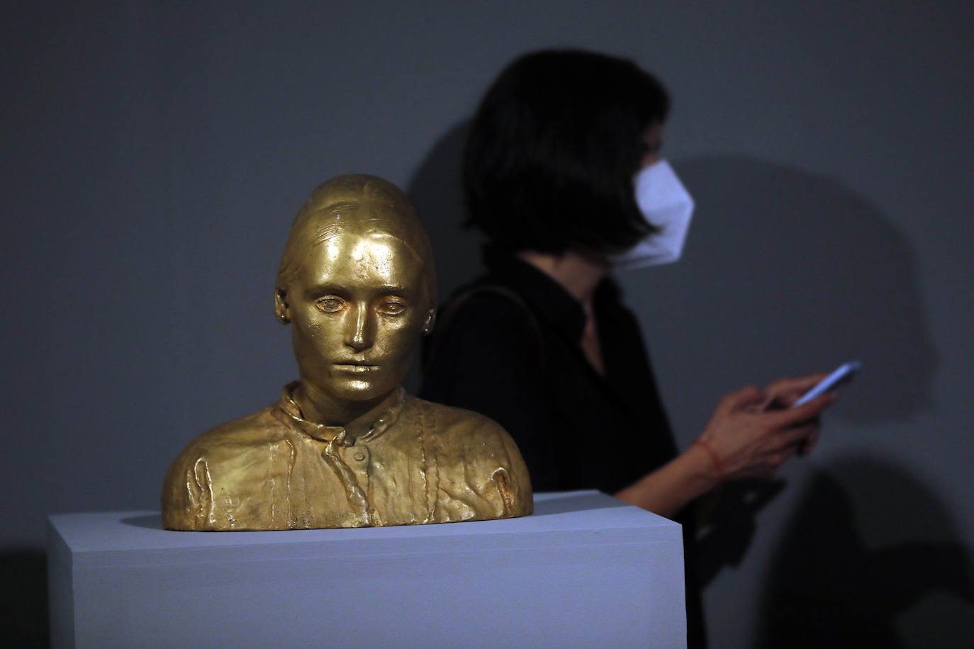 El artista de Tomelloso expone por primera vez con la pintora María Moreno, recientemente fallecida. La muestra aborda la belleza, el cuerpo humano, la gran ciudad, el interior doméstico, la mirada al mundo desde la ventana… 