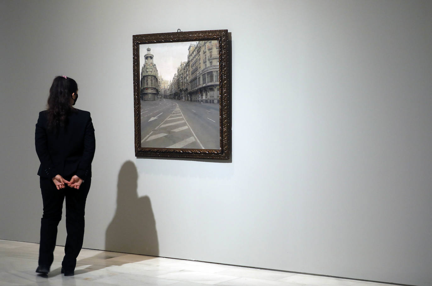 El artista de Tomelloso expone por primera vez con la pintora María Moreno, recientemente fallecida. La muestra aborda la belleza, el cuerpo humano, la gran ciudad, el interior doméstico, la mirada al mundo desde la ventana… 