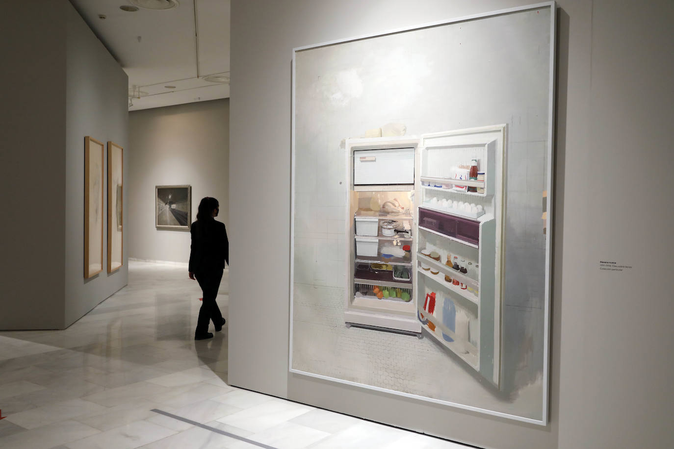 El artista de Tomelloso expone por primera vez con la pintora María Moreno, recientemente fallecida. La muestra aborda la belleza, el cuerpo humano, la gran ciudad, el interior doméstico, la mirada al mundo desde la ventana… 