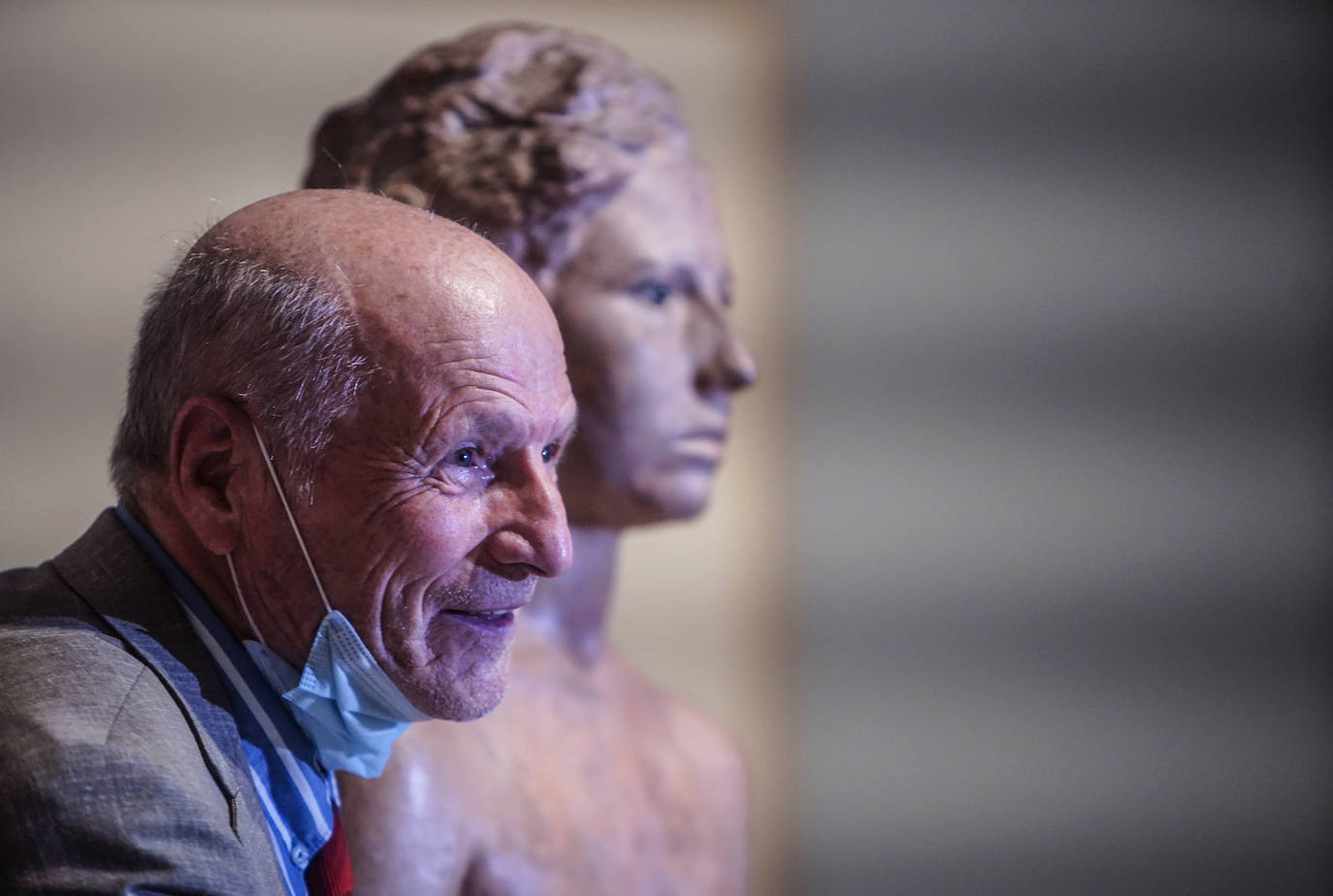 El artista de Tomelloso expone por primera vez con la pintora María Moreno, recientemente fallecida. La muestra aborda la belleza, el cuerpo humano, la gran ciudad, el interior doméstico, la mirada al mundo desde la ventana… 