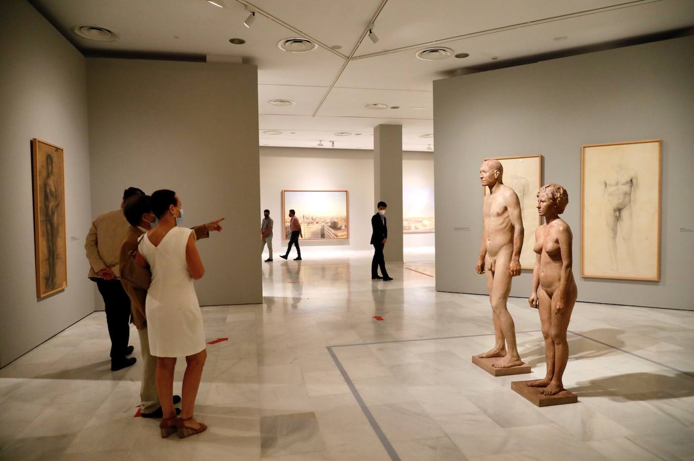 El artista de Tomelloso expone por primera vez con la pintora María Moreno, recientemente fallecida. La muestra aborda la belleza, el cuerpo humano, la gran ciudad, el interior doméstico, la mirada al mundo desde la ventana… 