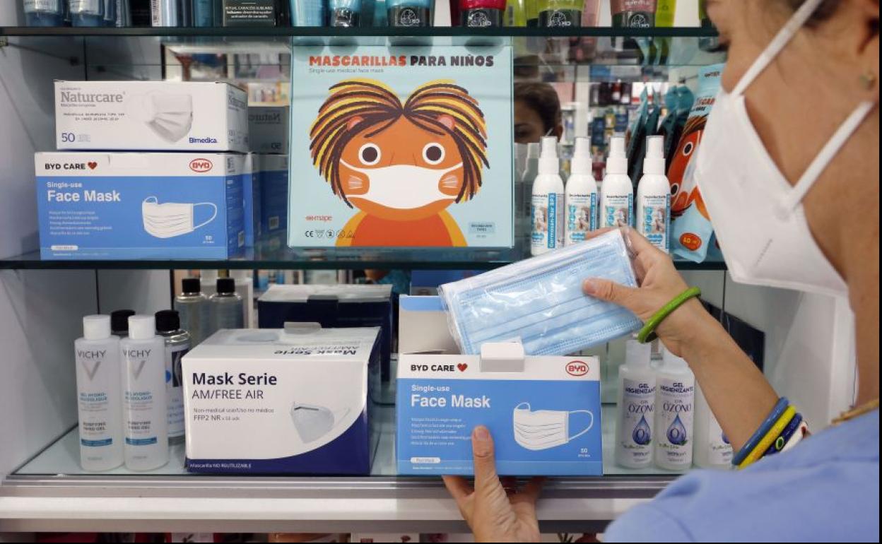 Mascarillas en una farmacia de Valencia.