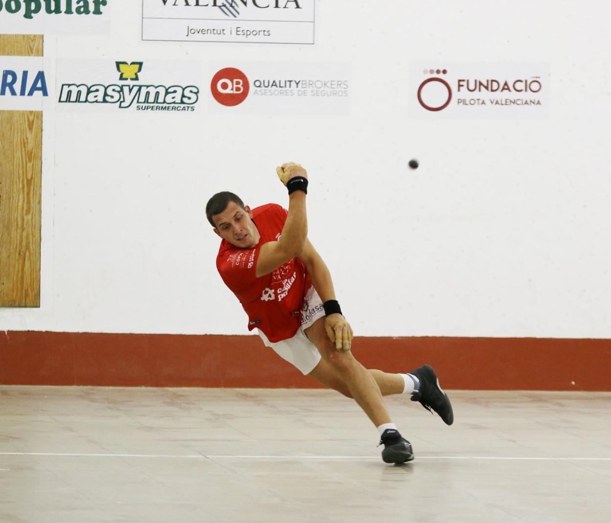 Ian restando la pelota en la partida, ayer en Castelló de Rugat. Funpival