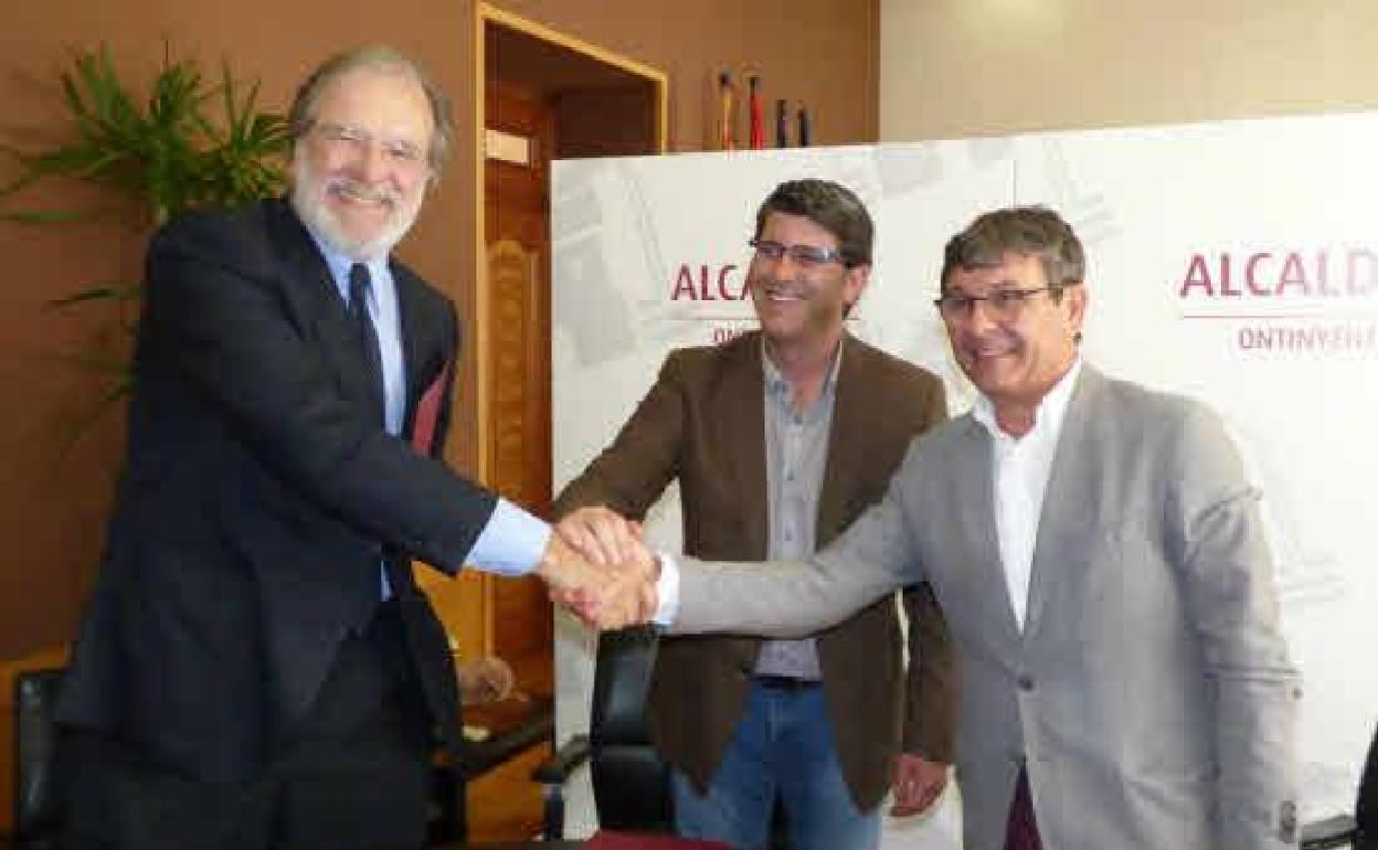 El presidente de Caixa Ontinyent, Antonio Carbonell, junto a Jorge Rodriguez, alcalde de Ontinyent, y Rafael Pla, presidente de Innovall. 