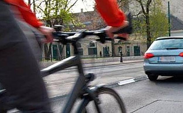 La Guardia Civil propone el #MétodoMegaCansino para aprender a adelantar a los ciclistas