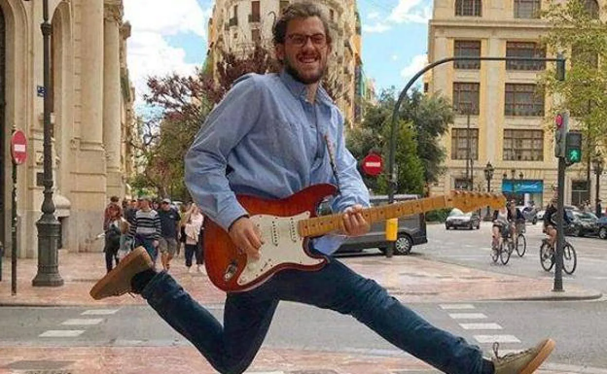 El músico callejero, Borja Catanesi, en Valencia.