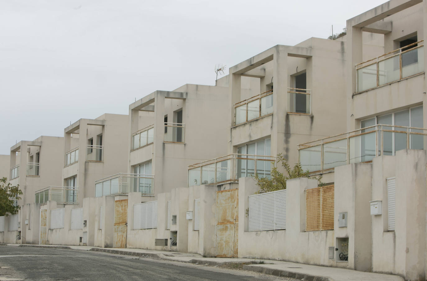 Los inquilinos ilegales campan a sus anchas y desafían a los vecinos en Calicanto | Los residentes creen que hasta una decena de inmuebles están ocupados y se confiesan «atemorizados» por hogueras y robos