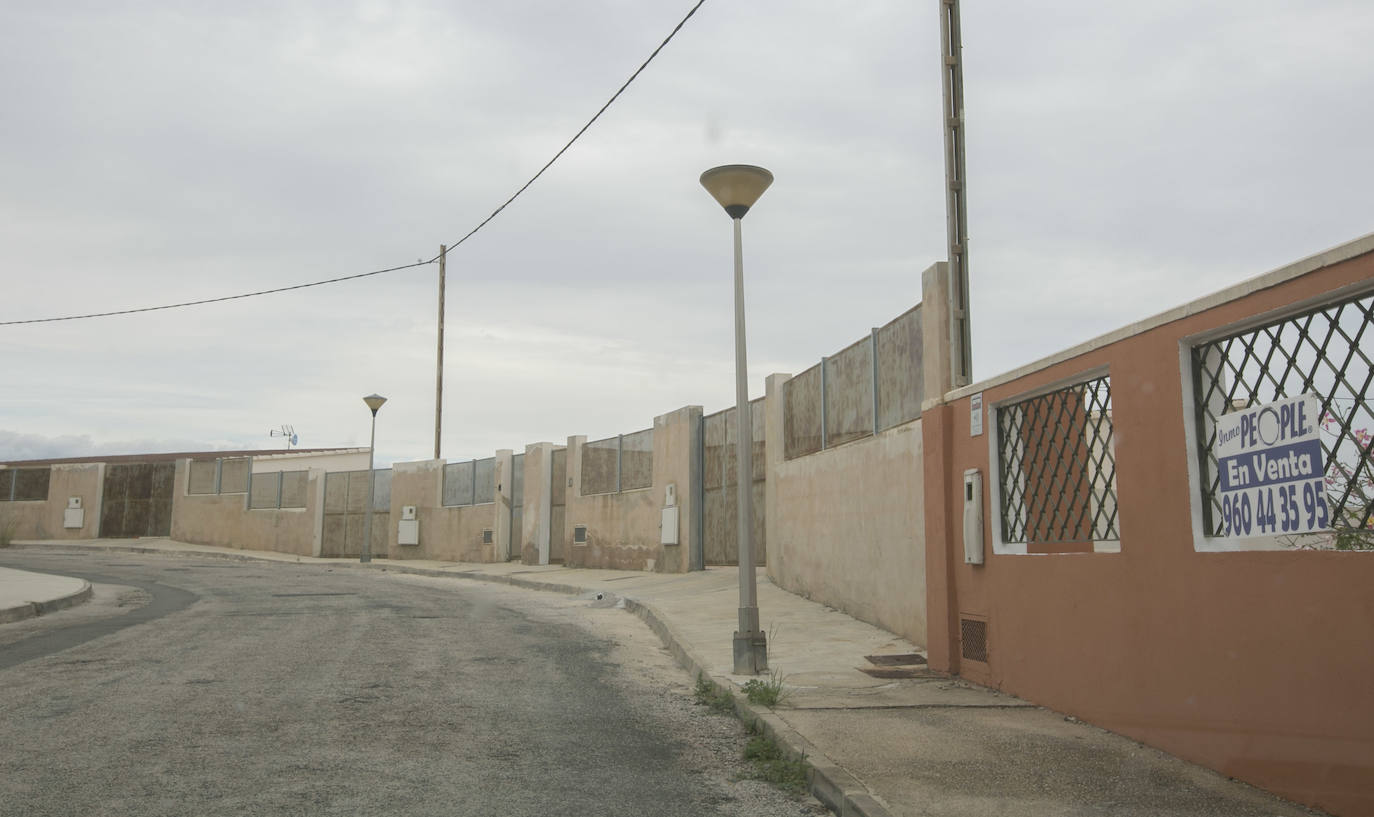 Los inquilinos ilegales campan a sus anchas y desafían a los vecinos en Calicanto | Los residentes creen que hasta una decena de inmuebles están ocupados y se confiesan «atemorizados» por hogueras y robos