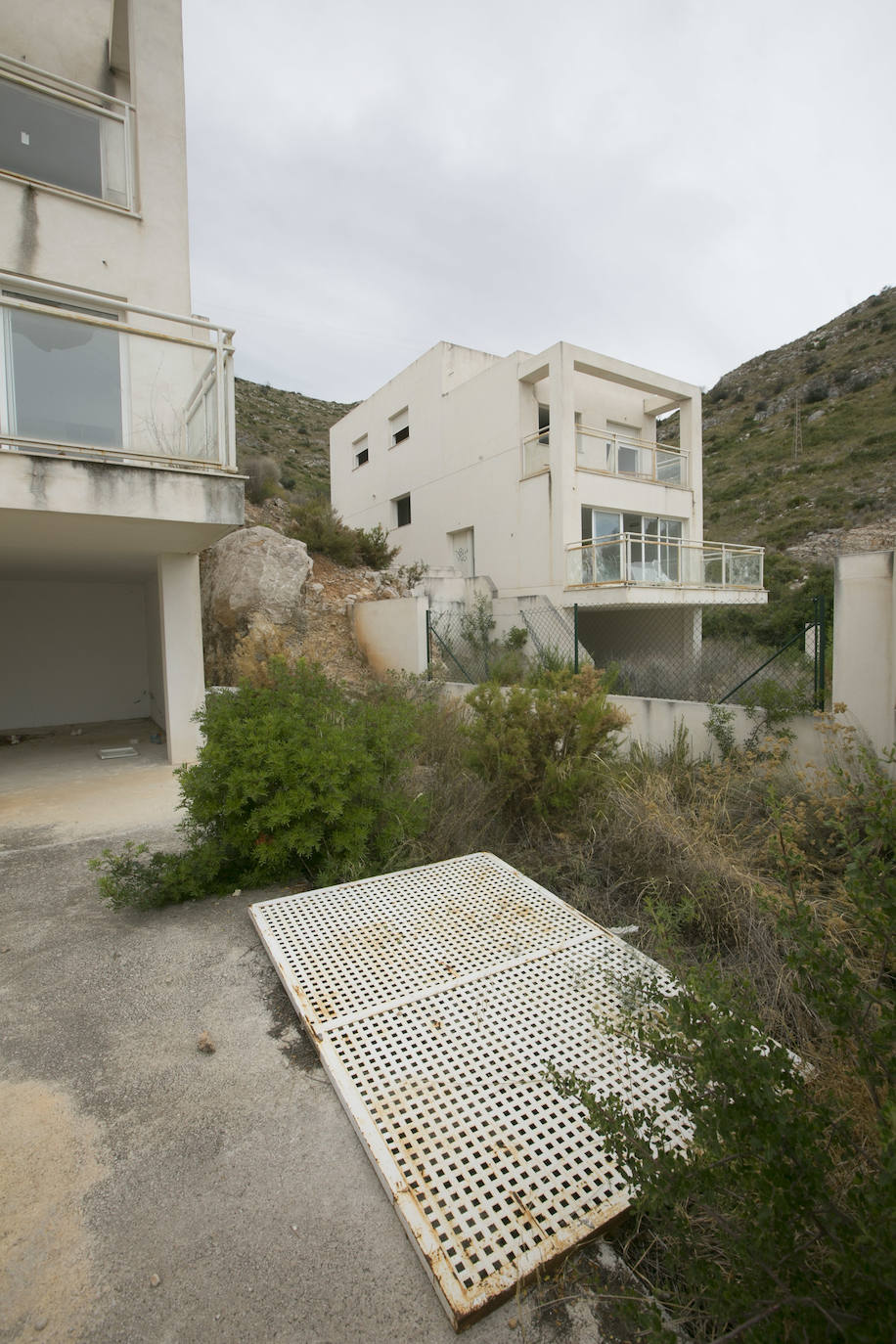 Los inquilinos ilegales campan a sus anchas y desafían a los vecinos en Calicanto | Los residentes creen que hasta una decena de inmuebles están ocupados y se confiesan «atemorizados» por hogueras y robos