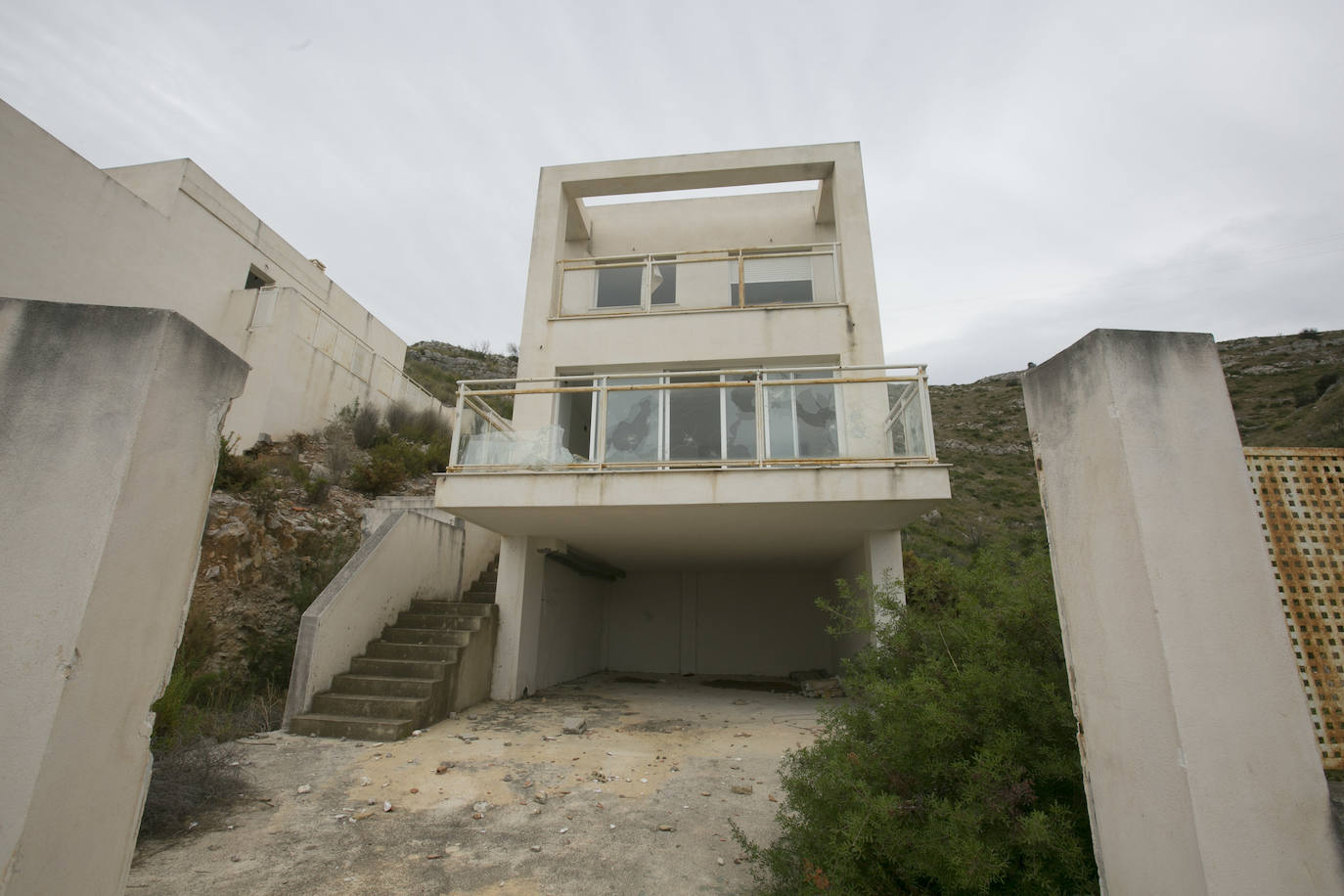 Los inquilinos ilegales campan a sus anchas y desafían a los vecinos en Calicanto | Los residentes creen que hasta una decena de inmuebles están ocupados y se confiesan «atemorizados» por hogueras y robos