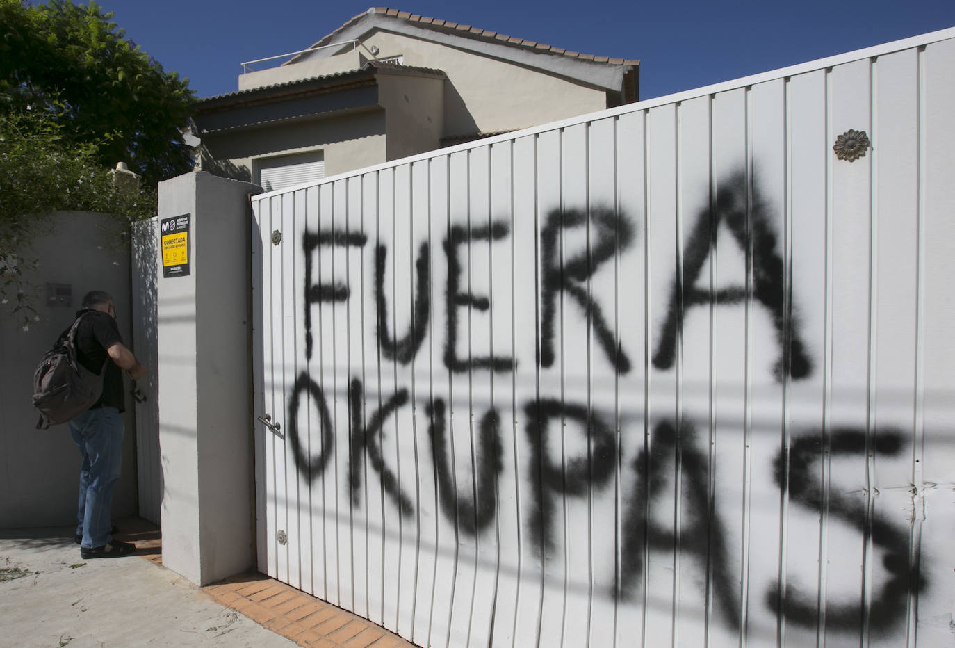 Los inquilinos ilegales campan a sus anchas y desafían a los vecinos en Calicanto | Los residentes creen que hasta una decena de inmuebles están ocupados y se confiesan «atemorizados» por hogueras y robos