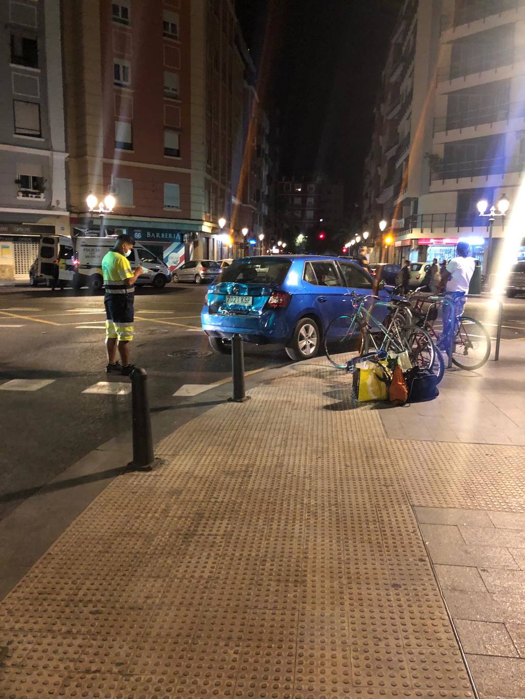 Accidente en Ruzafa entre un autobús de la EMT, una moto y dos coches