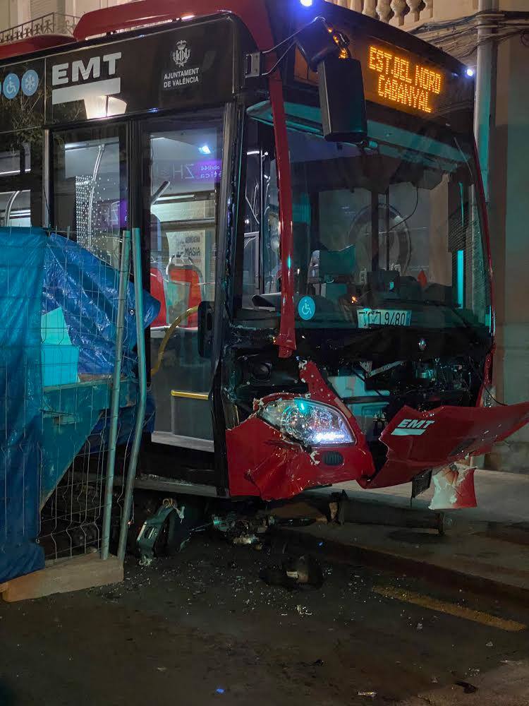 Accidente en Ruzafa entre un autobús de la EMT, una moto y dos coches