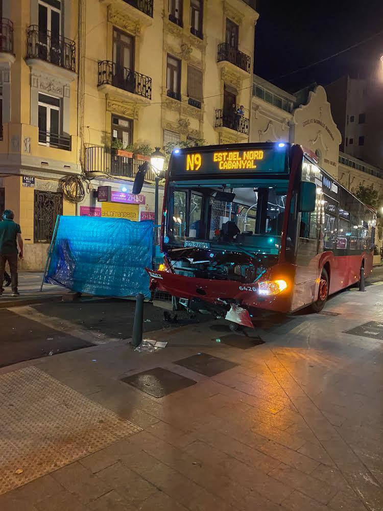 Accidente en Ruzafa entre un autobús de la EMT, una moto y dos coches