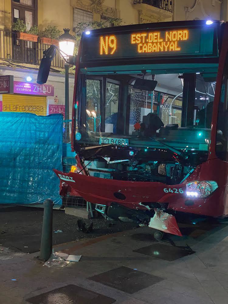 Accidente en Ruzafa entre un autobús de la EMT, una moto y dos coches