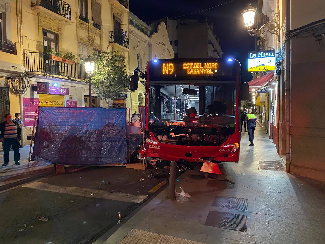 Accidente en Ruzafa entre un autobús de la EMT, una moto y dos coches