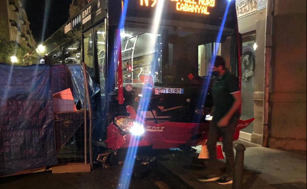 Tres hospitalizados tras un accidente entre un autobús, una moto y dos coches que afecta a una terraza en Ruzafa