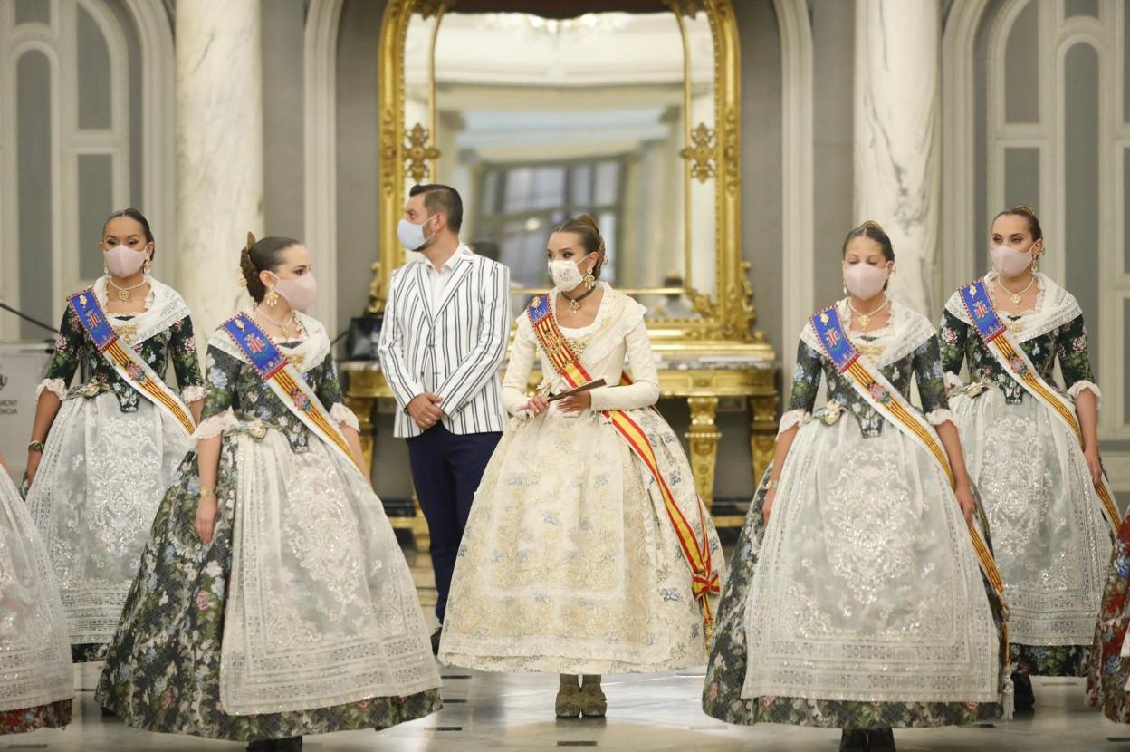 Un momento del ensayo de la imposición de bandas, ayer, en el Salón de Cristal del ayuntamiento de Valencia.