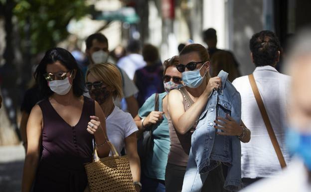 Dos de cada tres valencianos lleva mascarillas de «dudosa utilidad»