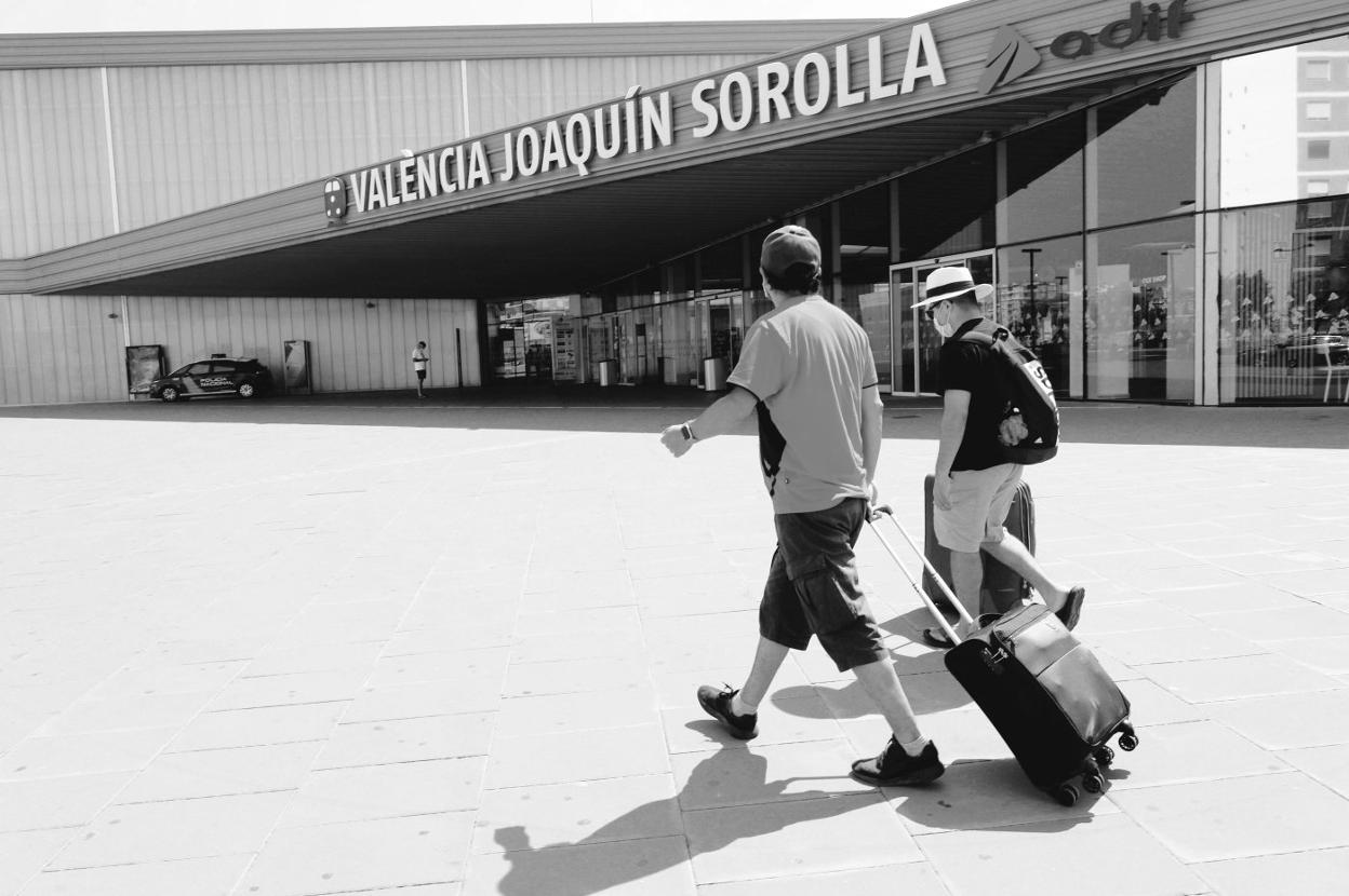 Dos viajeros, en una desierta estación del AVE de Valencia. irene marsilla