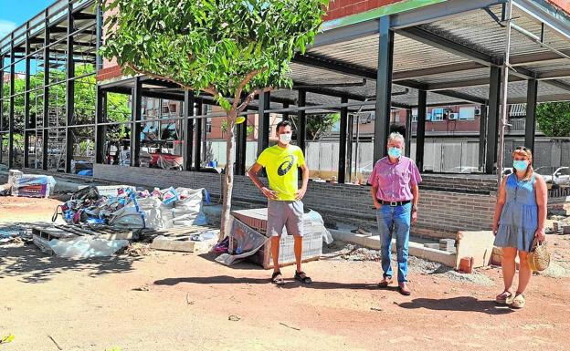 El alcalde, la concejala de Educación y el director del centro. 